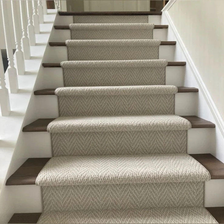 Hand-woven wool and sisal carpet in neutral beige, durable natural fiber flooring for high-traffic Dubai living rooms.